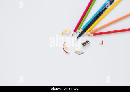 Helle Stifte in der Nähe von Spitzer Rasieren. Hochwertiges, schönes Fotokonzept Stockfoto