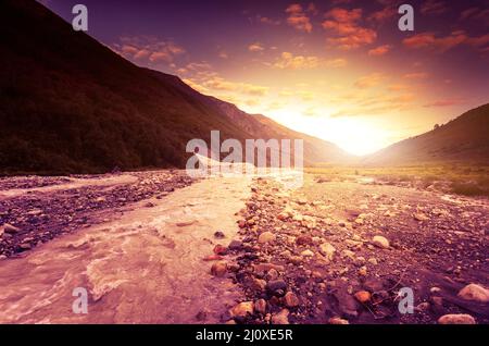 Fantastische Landschaft und bunten bewölkten Himmel am Fuße des Mt. Shkhara. Obere Swanetien, Georgien, Europa. Kaukasus Berge. Beauty Welt. Stockfoto