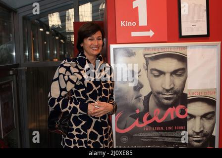 Sandra Maischberger bei der Kino Premiere 'Cicero - zwei Leben, eine Bühne' in den Zeise Kinos.Hamburg am 19.03.2022 Stockfoto