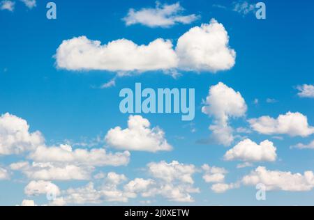 Flauschigen weißen Wolken im blauen Himmel Stockfoto
