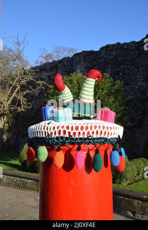 Gehäkelter Umschlag auf Briefkasten, begraben st edmunds, suffolk, england Stockfoto