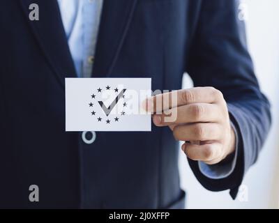 Vorderansicht Mann hält Stimmzettel. Hochwertiges, schönes Fotokonzept Stockfoto