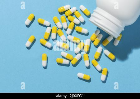 Minimale Anordnung von medizinischen Pillen 5. Hochwertiges, schönes Fotokonzept Stockfoto
