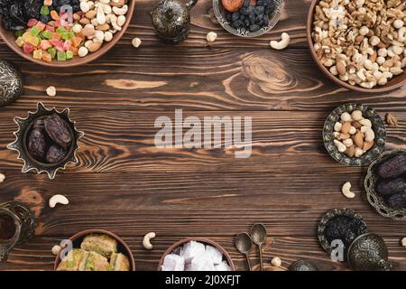 Getrocknete Früchte Datteln lukum Baklava vorbereitet ramadan Holztisch. Hochwertige Fotos Stockfoto