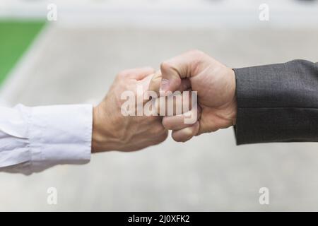 Crop Männer stoßen Fäuste. Hochwertige Fotos Stockfoto