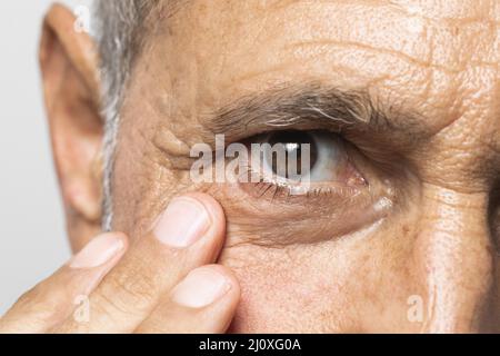 Nahaufnahme des alten Mannes mit braunen Augen. Hochwertiges, schönes Fotokonzept Stockfoto