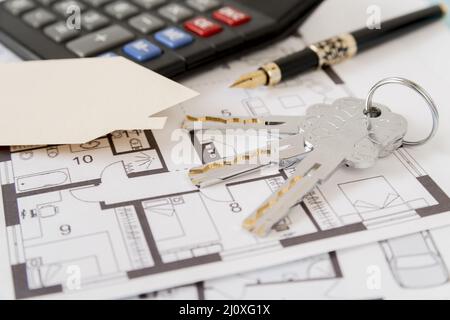 Schlüssel Brunnen Stift Haus Papier ausgeschnitten Rechner Architekturentwürfe. Hochwertige Fotos Stockfoto