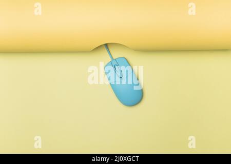 Blaue Computermaus von oben mit gelbem Hintergrund. Hochwertige Fotos Stockfoto
