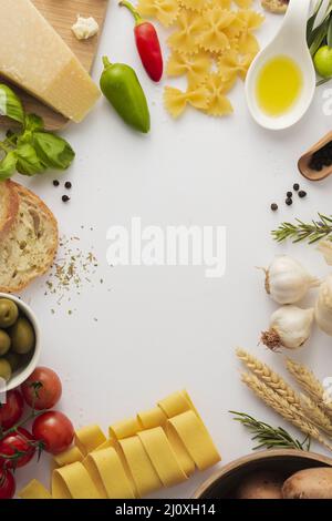 Flacher Rahmen für ungekochte Pasta-Zutaten. Hochwertiges, schönes Fotokonzept Stockfoto