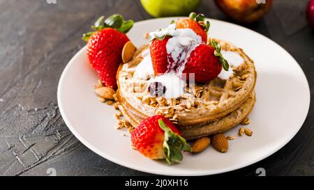 Waffeln mit hohen Winkeln und Erdbeeren, Joghurt Stockfoto