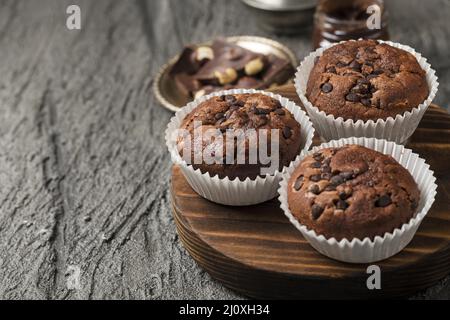 Blickfeld leckerer Cupcake mit Schokolade Stockfoto
