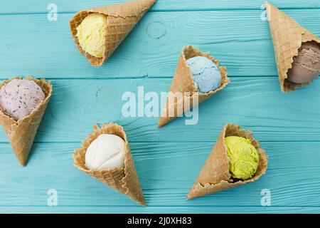 Köstliche exotische Eiskornette. Hochwertiges, schönes Fotokonzept Stockfoto