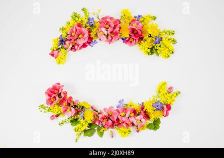 Girlande mit Blumenmuster. Hochwertige Fotos Stockfoto