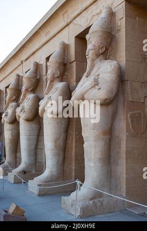 Hatschepsut Statuen durch die Spalten auf der höchsten Terrasse der Totentempel der Hatschepsut, Luxor, Ägypten Stockfoto