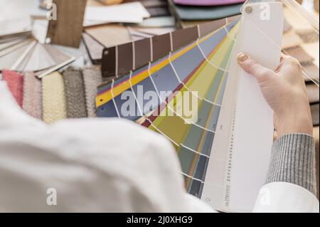 Nahaufnahme Hand halten Farbpalette. Hochwertige Fotos Stockfoto