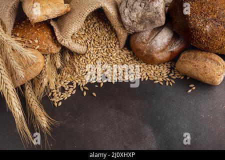 Hochwinkelige Weizensamen verschüttet Jutebeutel. Hochwertiges, schönes Fotokonzept Stockfoto