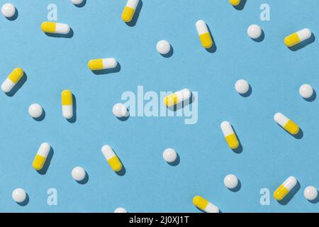 Minimale Anordnung von medizinischen Pillen 4. Hochwertiges, schönes Fotokonzept Stockfoto