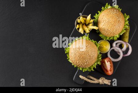 Draufsicht Burger Pommes mit Gurken Kopierer Platz. Hochwertiges, schönes Fotokonzept Stockfoto