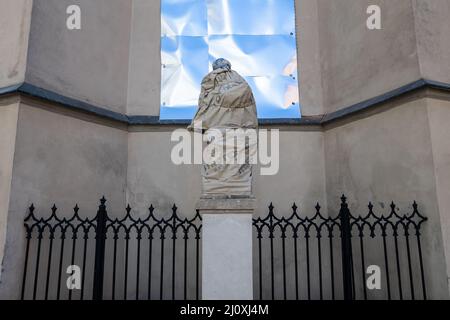 LVIV, UKRAINE - 20. März 2022:um sie vor Schäden zu schützen, werden Skulpturen der Heiligen der lateinischen Kathedrale eingewickelt und Glasmalerei mit glasmalerei Stockfoto