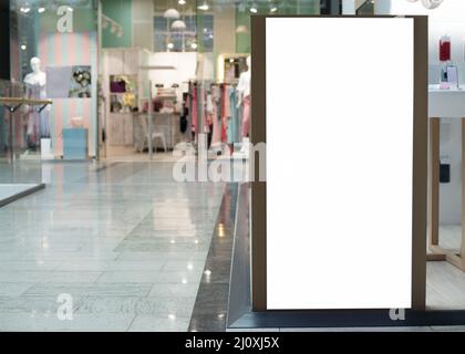 Leere Shopping-Plakatwand mit Kopierfläche. Hochwertiges, schönes Fotokonzept Stockfoto