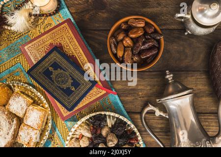 Arabische Desserts in der Nähe von Büchern. Hochwertiges, schönes Fotokonzept Stockfoto