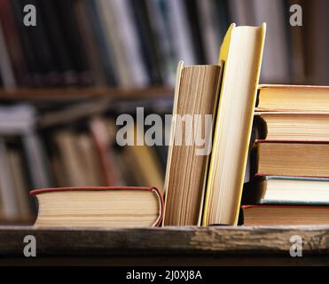 Vorderansicht Hardback Bücher Bibliothek mit Kopierplatz. Hochwertige Fotos Stockfoto