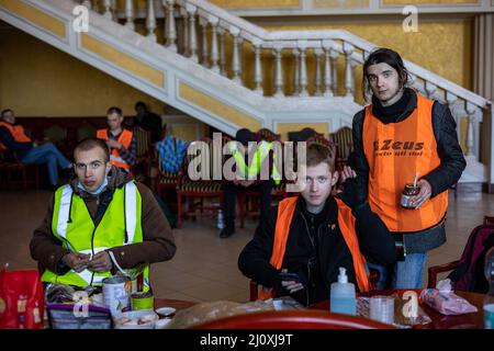 LVIV, UKRAINE - 14. März 2022: Humanitäre Krise während des Krieges in der Ukraine. Die Freiwilligen ruhen sich im Freiwilligenzentrum am Bahnhof Lemberg aus. Stockfoto