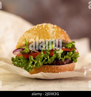 Nahaufnahme des Hamburgertisches. Hochwertige Fotos Stockfoto