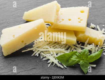 Nahaufnahme geriebener Parmesan. Hochwertiges, schönes Fotokonzept Stockfoto