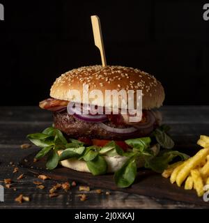 High-Angle-Burger mit Pommes-Frites-Tisch Stockfoto