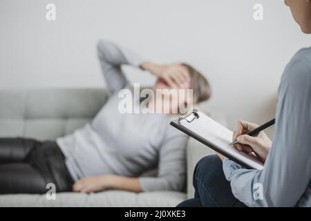 Therapiestunde für Erwachsene Frauen. Hochwertige Fotos Stockfoto