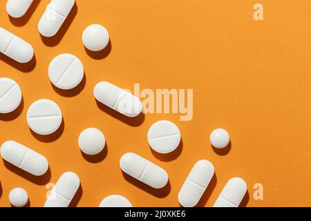 Minimale Anordnung von medizinischen Pillen 2. Hochwertiges, schönes Fotokonzept Stockfoto