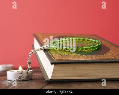 Nahaufnahme des quran-Tisches mit Gebetsperlen Stockfoto