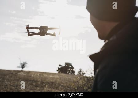 Nahaufnahme Mann, der Drohne beobachtet Stockfoto