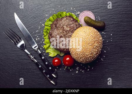 Draufsicht Burger Zutaten Schiefer Hintergrund. Hochwertiges, schönes Fotokonzept Stockfoto