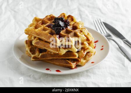 High-Angle-Waffeln mit Obstteller. Hochwertiges, schönes Fotokonzept Stockfoto