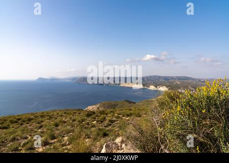 Ein Blick auf die malerische Wüste und Bergküste von Cabo de Gata in Südspanien Stockfoto