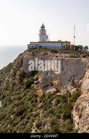 Blick auf den Leuchtturm Mesa de Roldan im Nationalpark Cabo de Gata in Südspanien Stockfoto