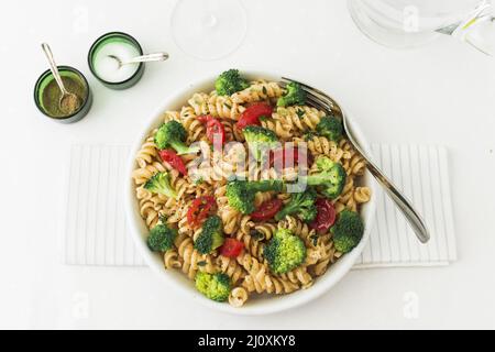 Fusilli Pasta Salat mit Tomatenbrokkoli Serviette 2. Hochwertiges, schönes Fotokonzept Stockfoto