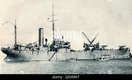 HMS Ark Royal, das erste Schiff, das als Flugzeugträger konzipiert wurde, 1915. Schwarzweiß-Foto Stockfoto