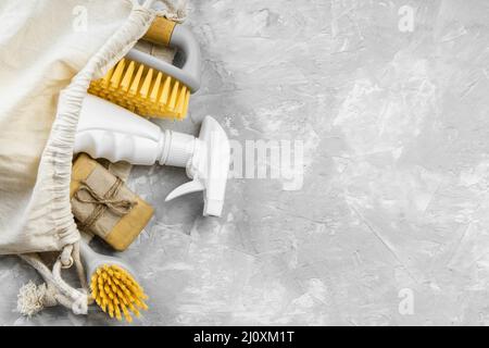 Flache umweltfreundliche Reinigungsprodukte mit Bürsten kopieren Platz. Hochwertiges, schönes Fotokonzept Stockfoto