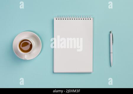 Kaffeetasse leer Spiral Notizblock Stift blau Schreibtisch. Hochwertige Fotos Stockfoto