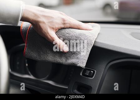 Nahaufnahme Person Reinigung Innenraum. Hochwertiges, schönes Fotokonzept Stockfoto