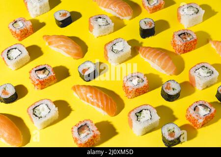Köstliche Auswahl an Sushi-Tisch. Hochwertiges, schönes Fotokonzept Stockfoto