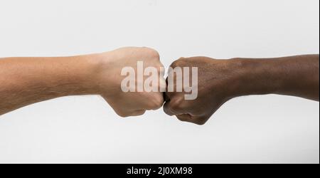 Multirassische Hände kommen zusammen 2. Hochwertiges, schönes Fotokonzept Stockfoto