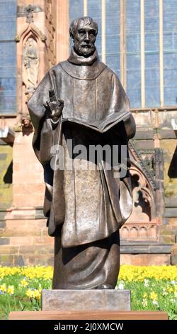 Statue des Heiligen Tschad, erster Bischof von Lichfield von der modernen Skulptur Peter Walker Stockfoto