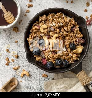 Topview Pfanne mit hausgemachtem Müsli. Hochwertiges, schönes Fotokonzept Stockfoto