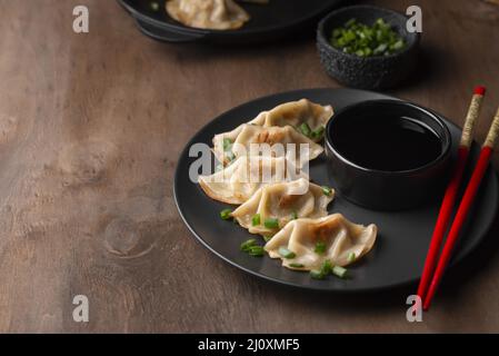 Traditionelles asiatisches Gericht mit hohem Winkel und Essstäbchen mit Kräutern Stockfoto