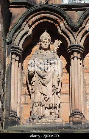 Statue des heiligen Augustinus, Erzbischof von Canterbury über dem Südeingang der Kathedrale von Lichfield Stockfoto