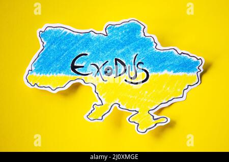 Papier in der Form des Territoriums der ukraine mit den Farben seiner Flagge als Repräsentation des Massenexodus gemalt. Gelber Hintergrund mit sp Stockfoto